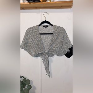 Lulus short sleeve patterned tie front floral crop top